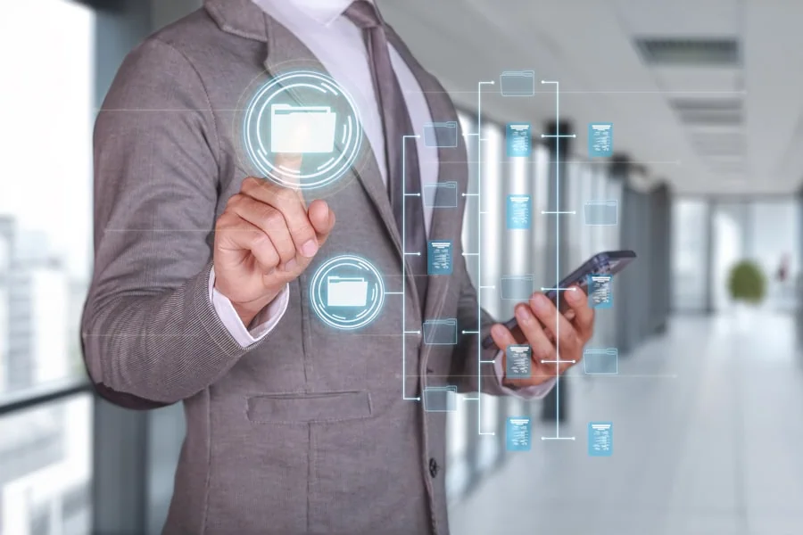 Das Bild zeigt einen Geschäftsmann, der ein digitales Dokumentenmanagement-System verwendet.